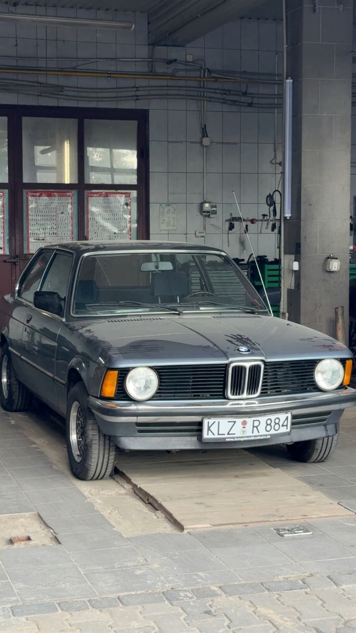 Samochód przy warsztacie Schneider Garage Czosnów